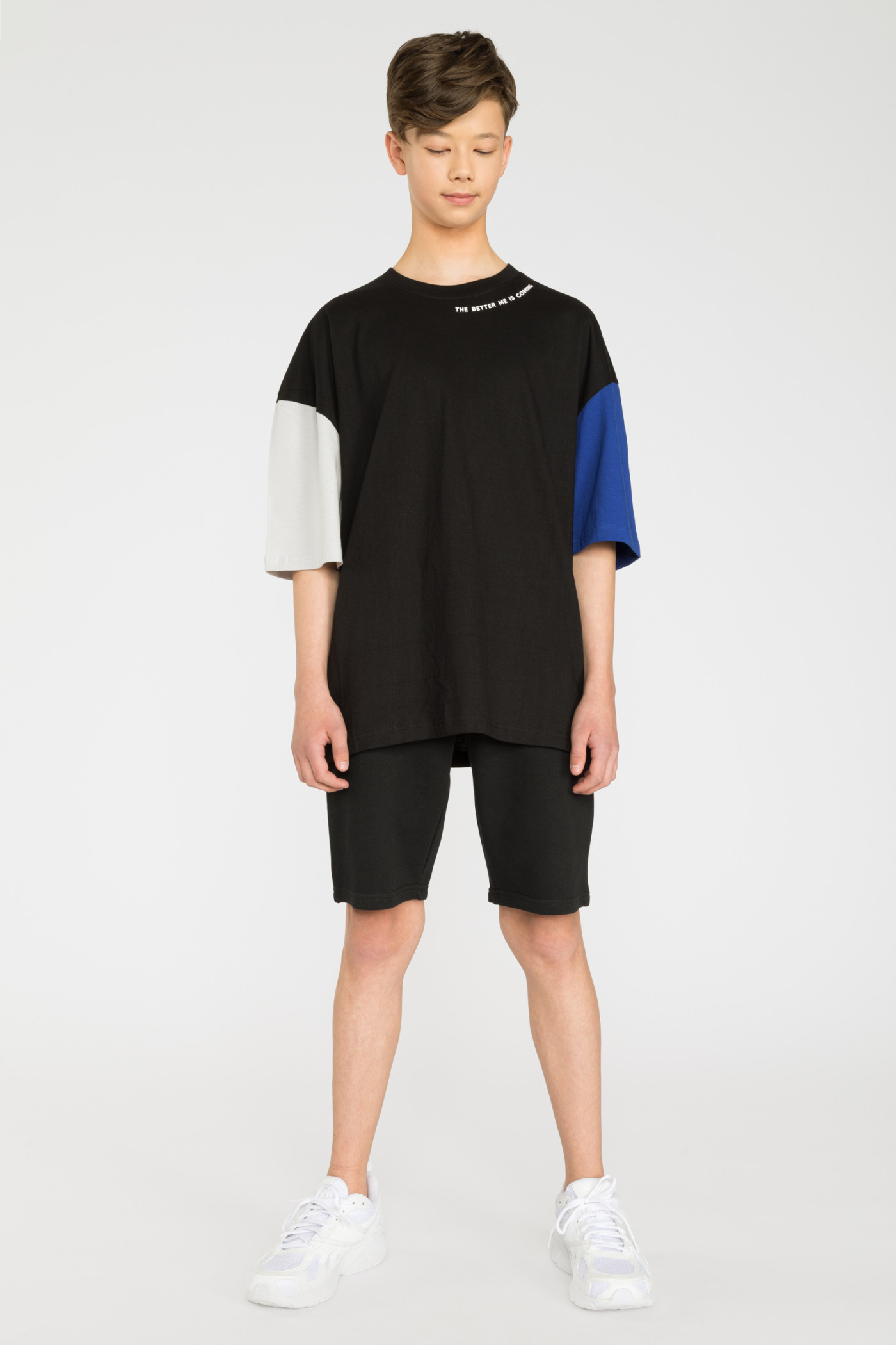 Czarny t-shirt oversize z kolorowymi rękawkami