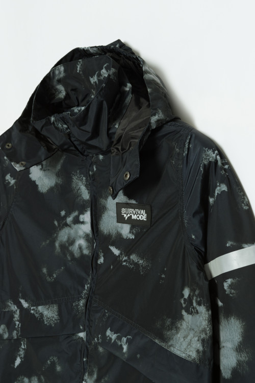 Czarna przejściowa kurtka tie dye