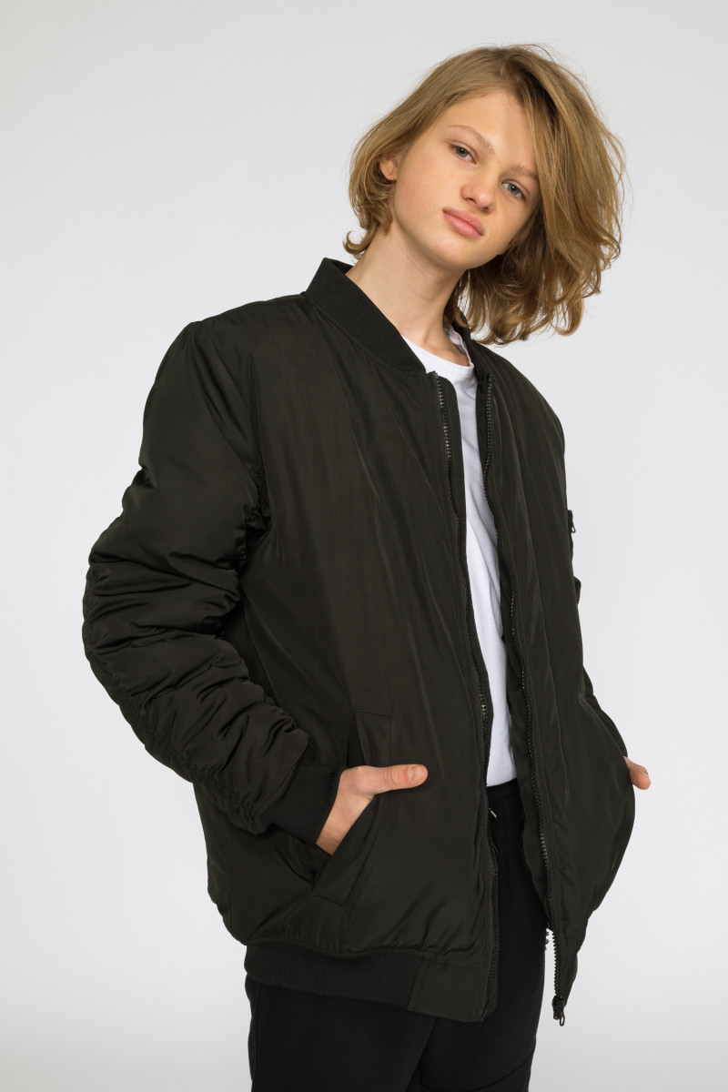 Czarna kurtka przejściowa typu flyers z kieszenią na ramieniu, czarny