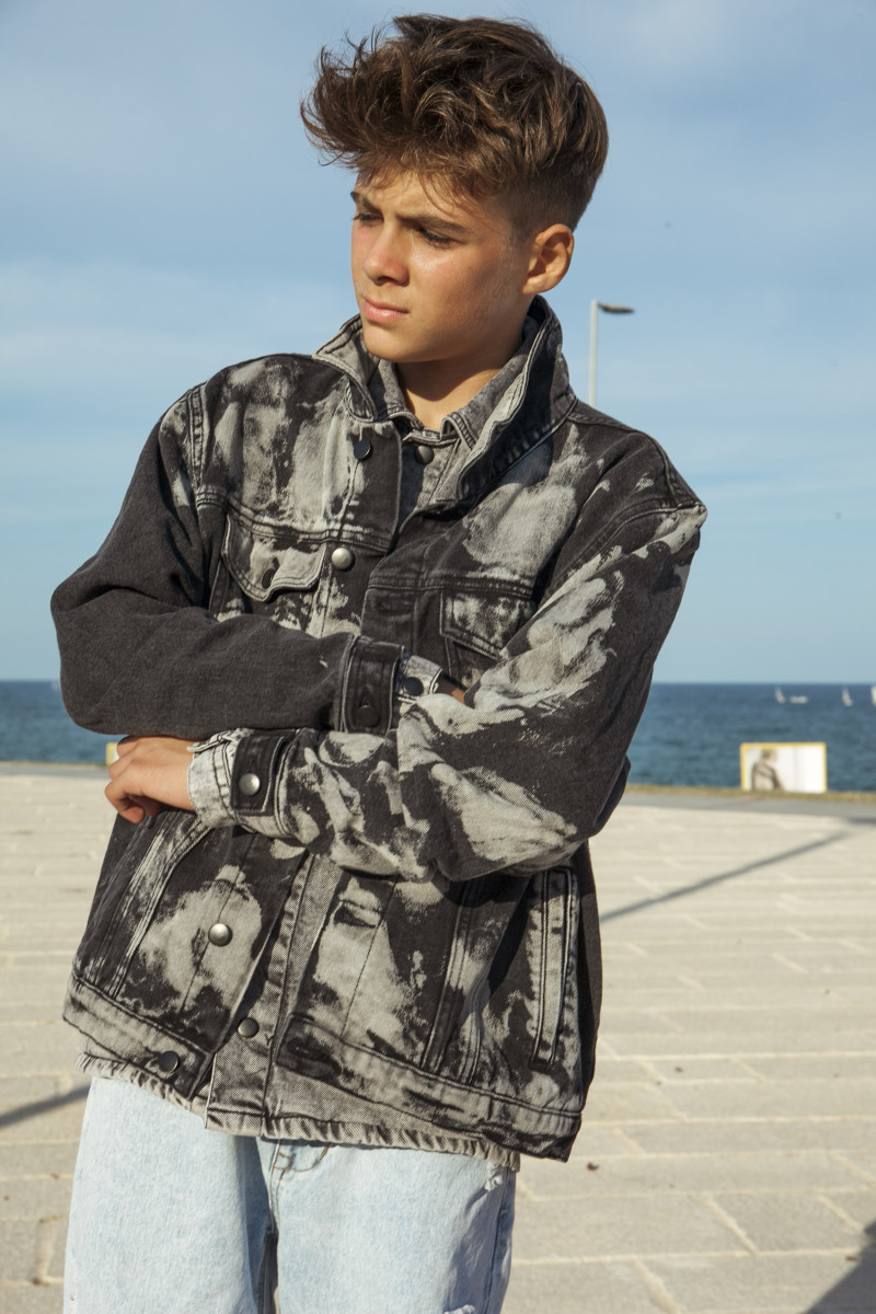 Czarna jeansowa kurtka dla chłopaka z efektem odbarwienia, czarny