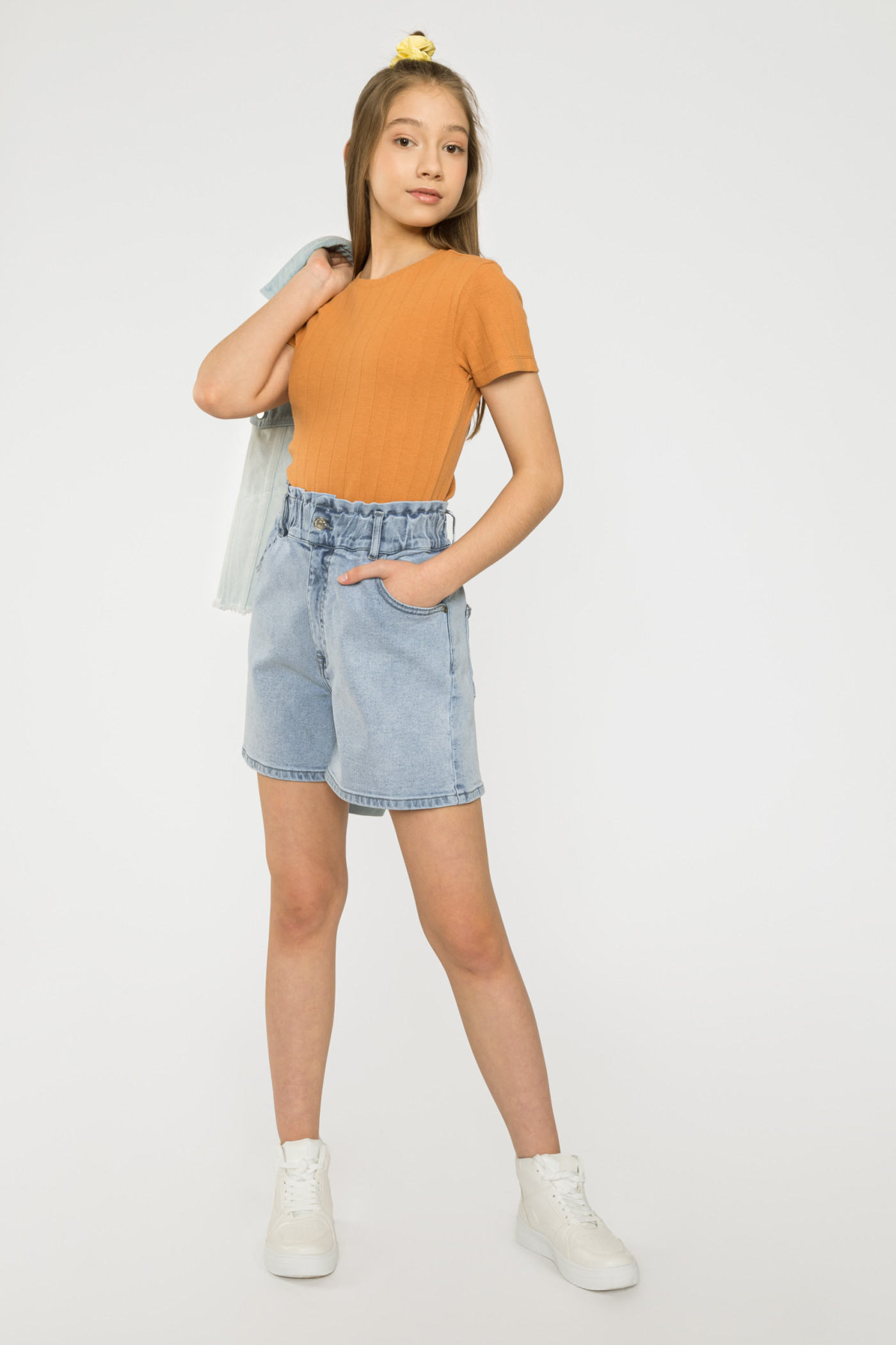 Niebieskie jeansowe krótkie spodenki