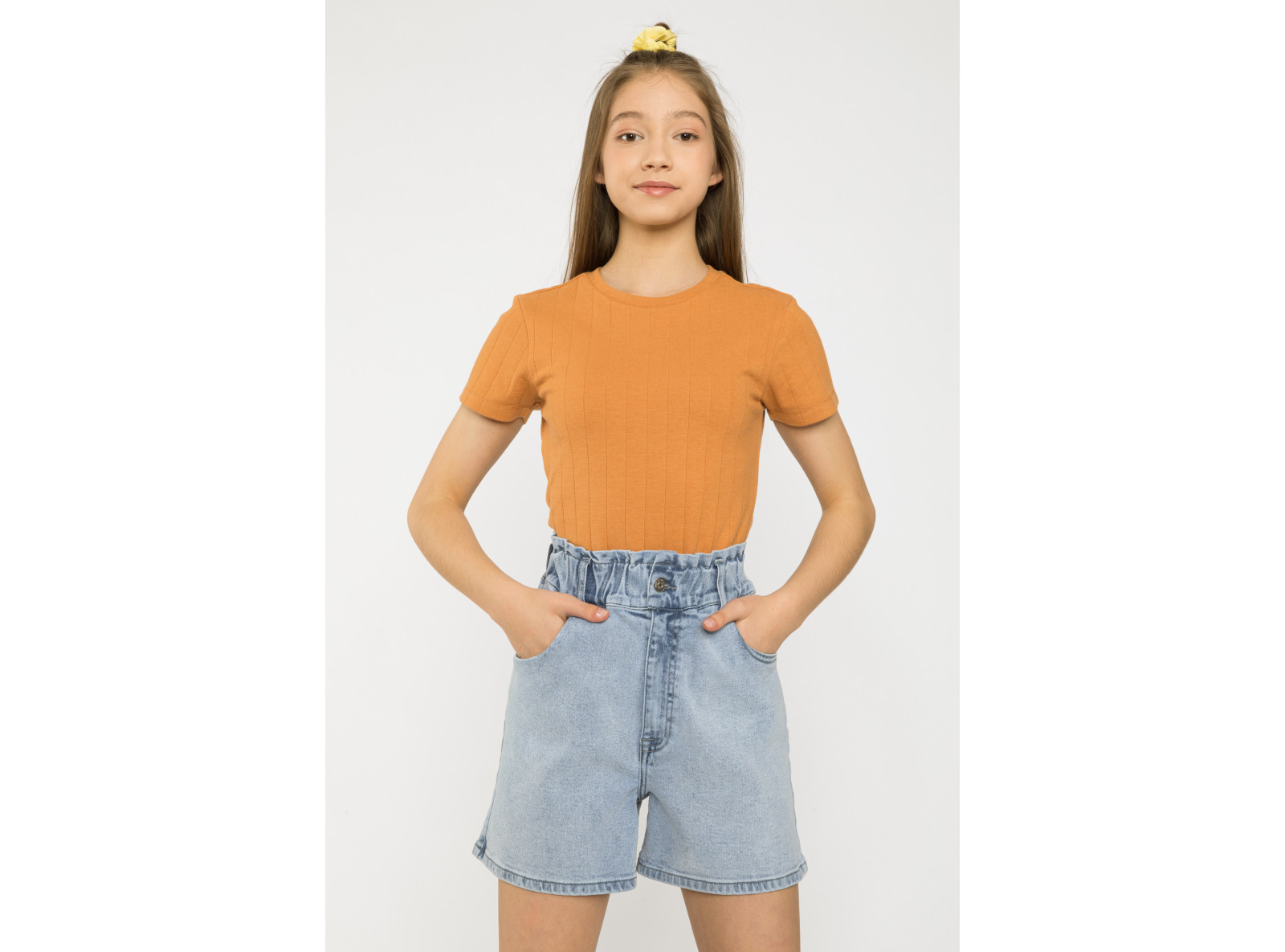 Niebieskie jeansowe krótkie spodenki