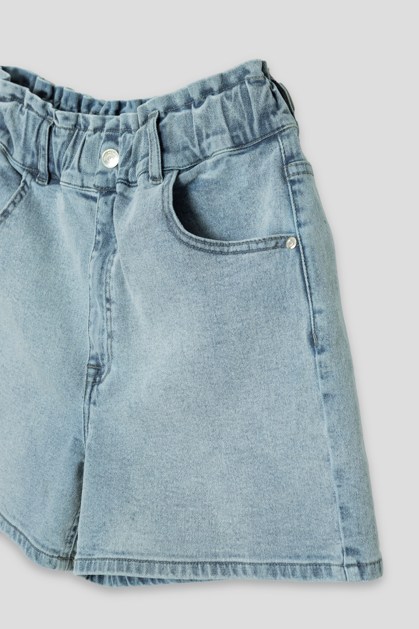 Niebieskie jeansowe krótkie spodenki