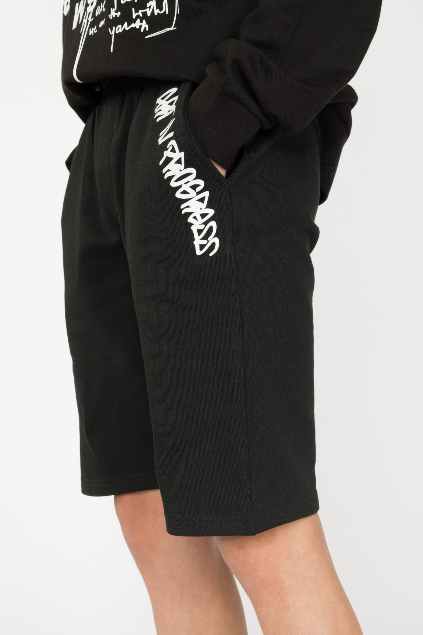 Czarne krótkie spodenki dresowe ART IN PROGRESS