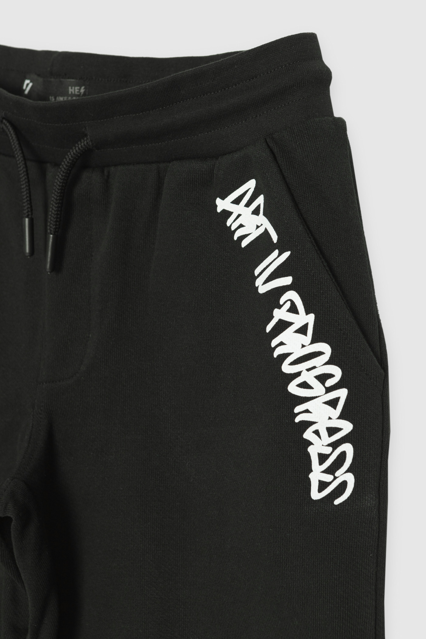 Czarne krótkie spodenki dresowe ART IN PROGRESS