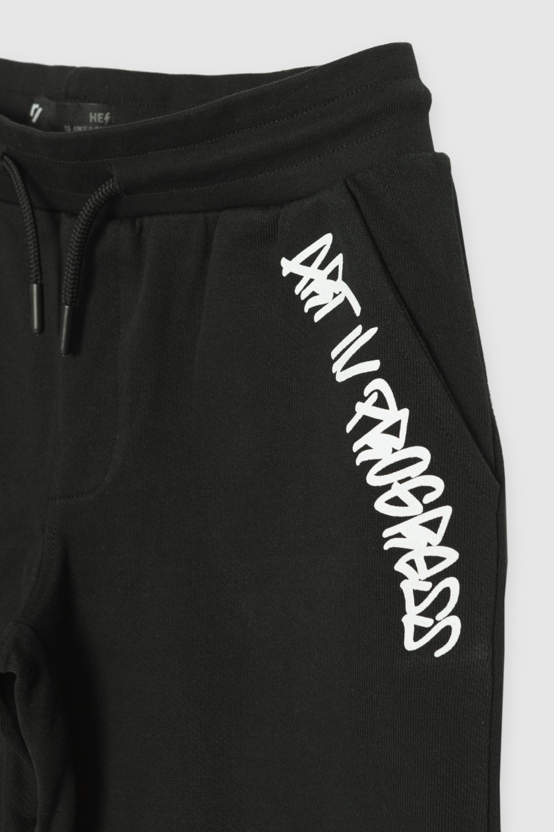 Czarne krótkie spodenki dresowe ART IN PROGRESS