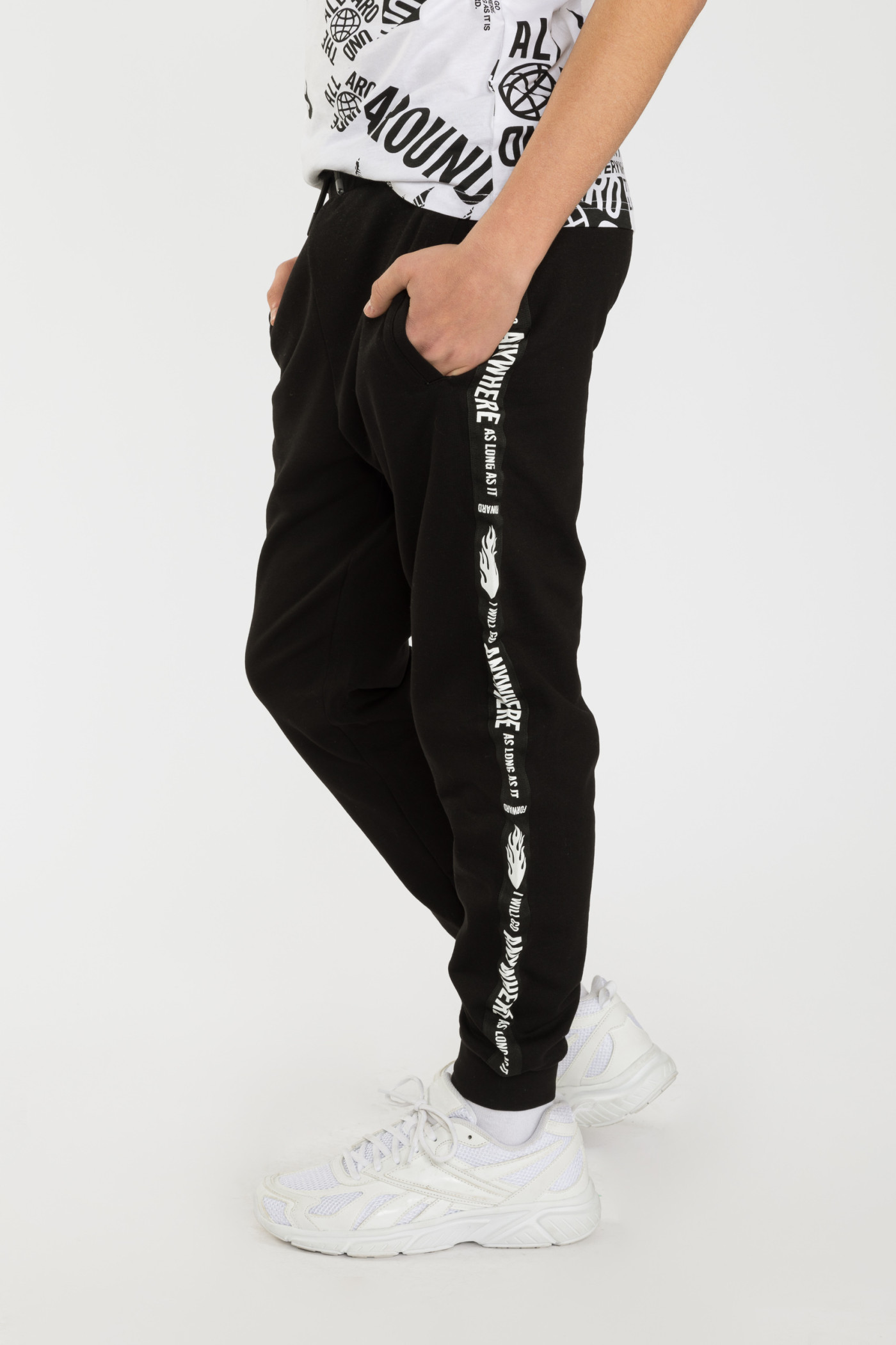 Czarne spodnie dresowe z lampasem