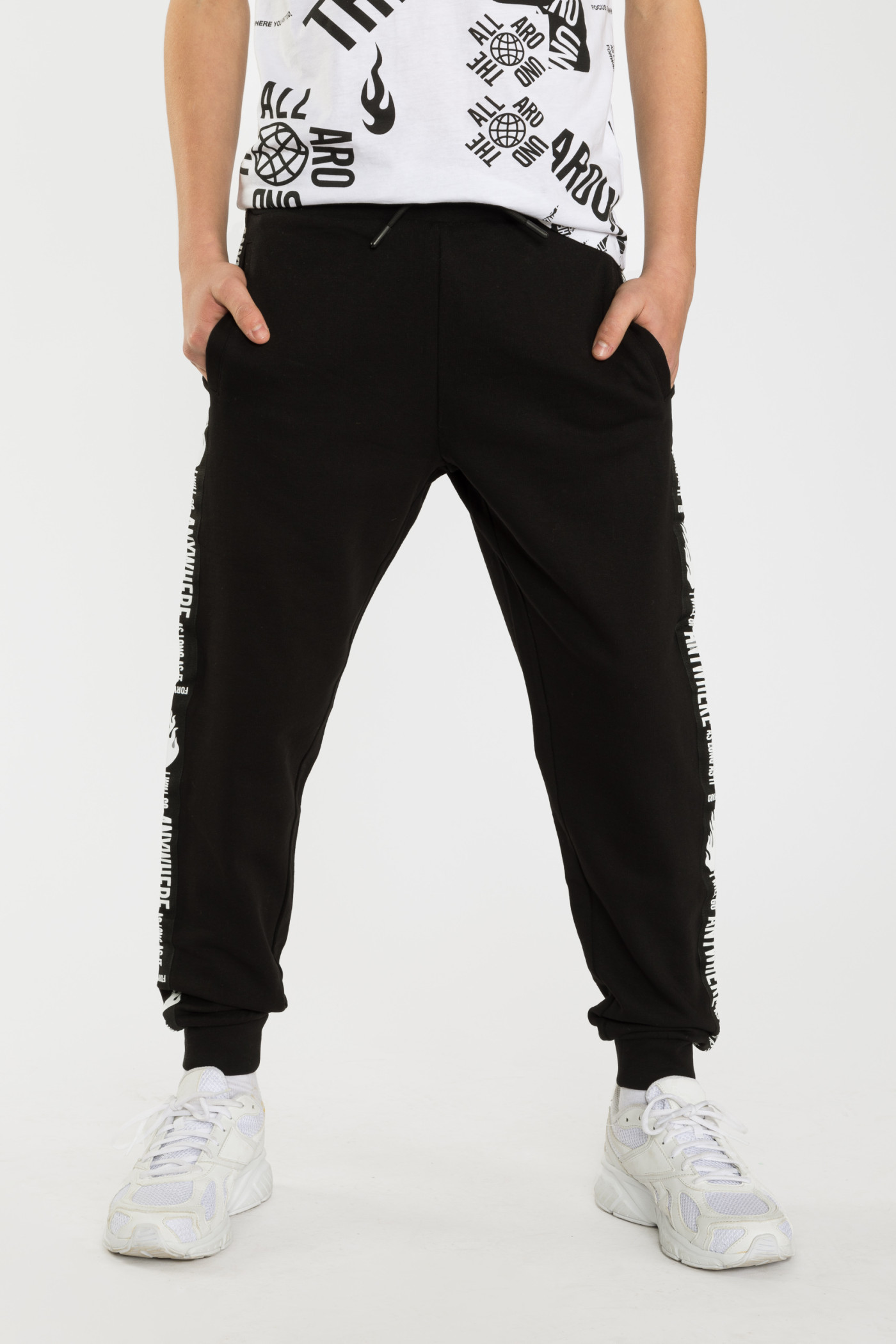 Czarne spodnie dresowe z lampasem