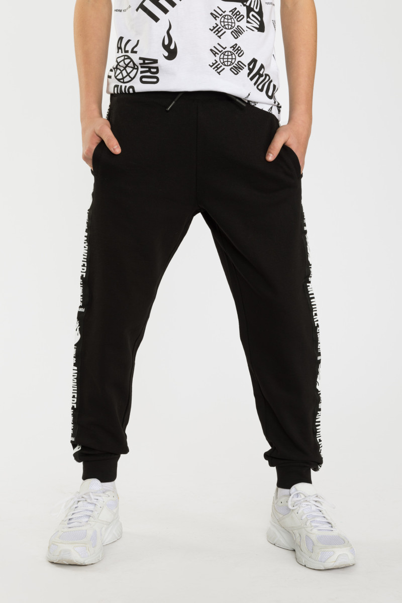 Czarne spodnie dresowe z lampasem