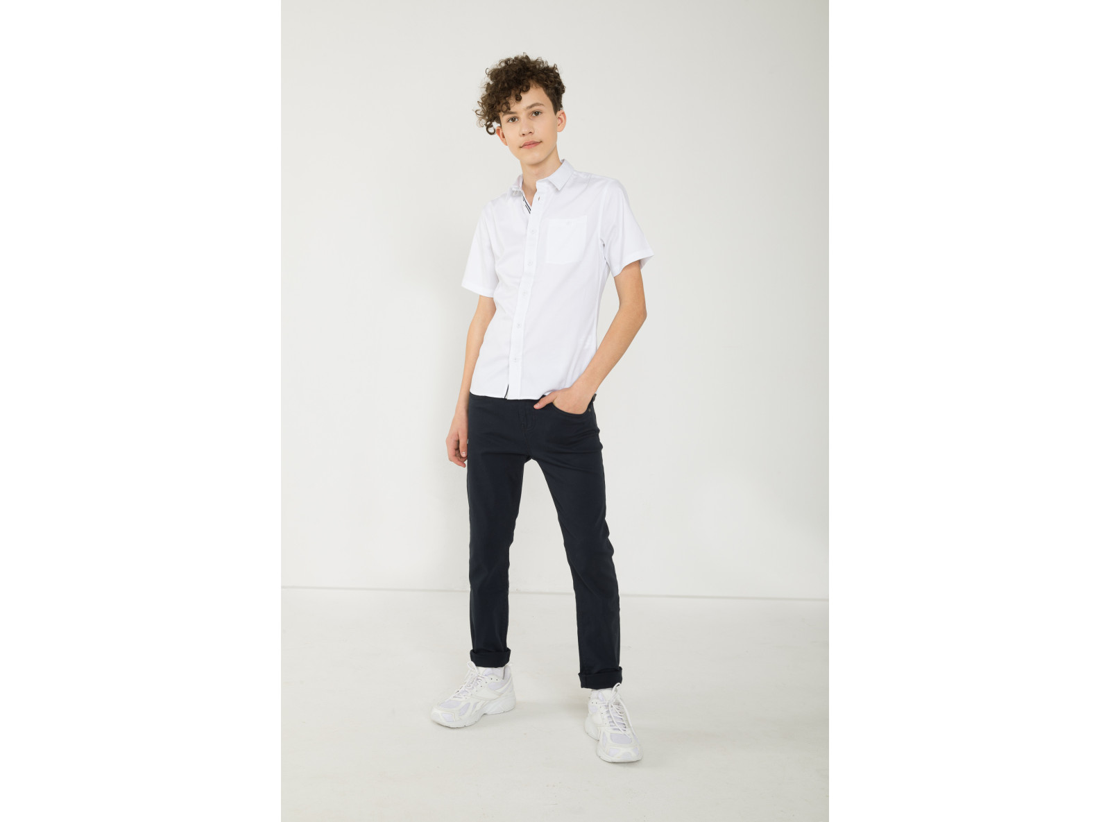 Biała koszula z krótkim rękawem i kieszonką