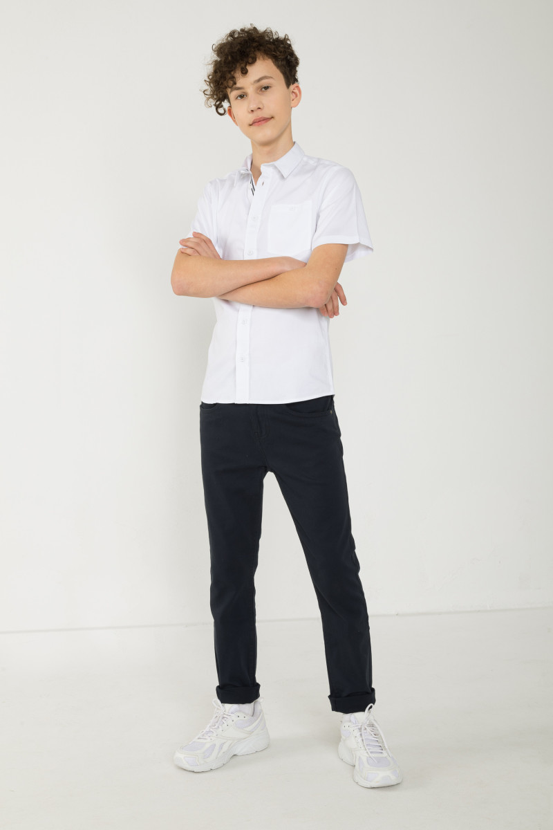 Biała koszula z krótkim rękawem i kieszonką