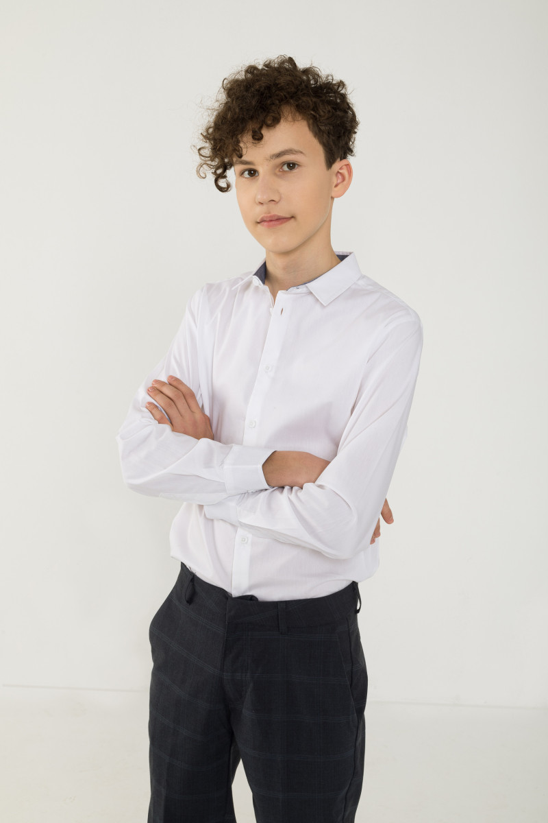 Biała klasyczna koszula z długim rękawem
