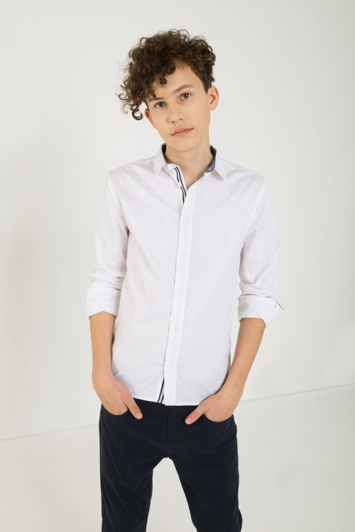 Biała klasyczna koszula z długim rękawem