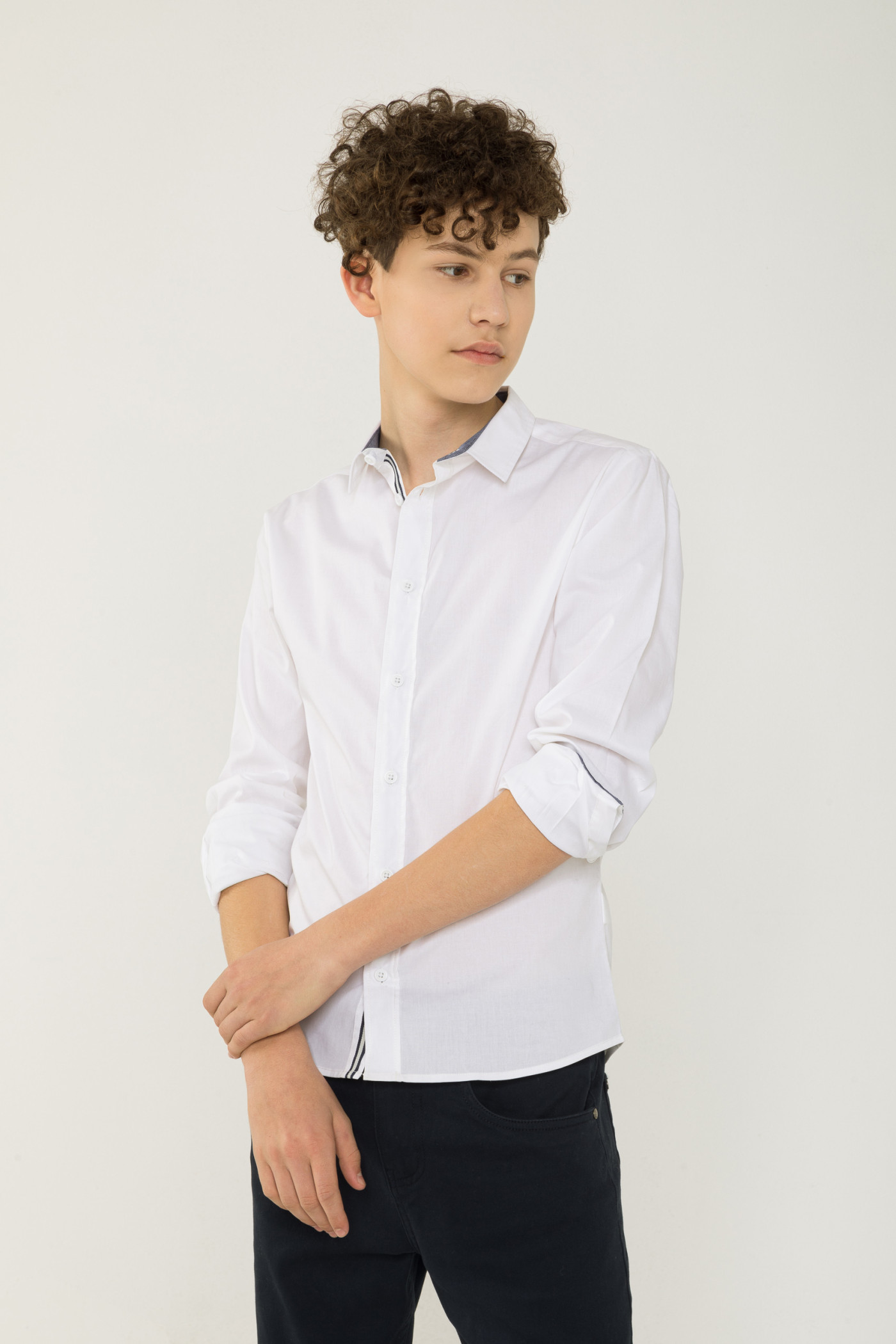 Biała klasyczna koszula z długim rękawem