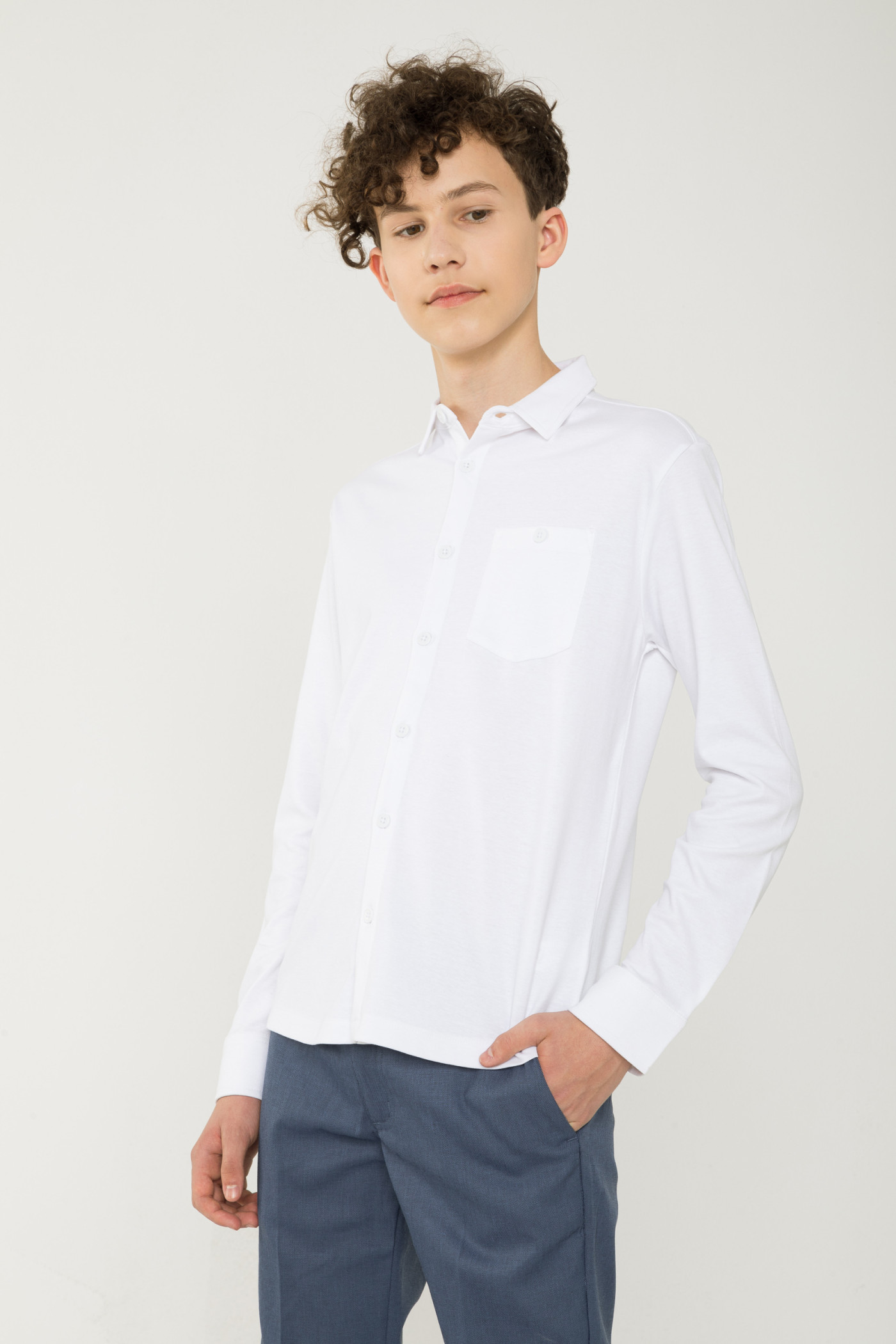 Biała koszula z długim rękawem