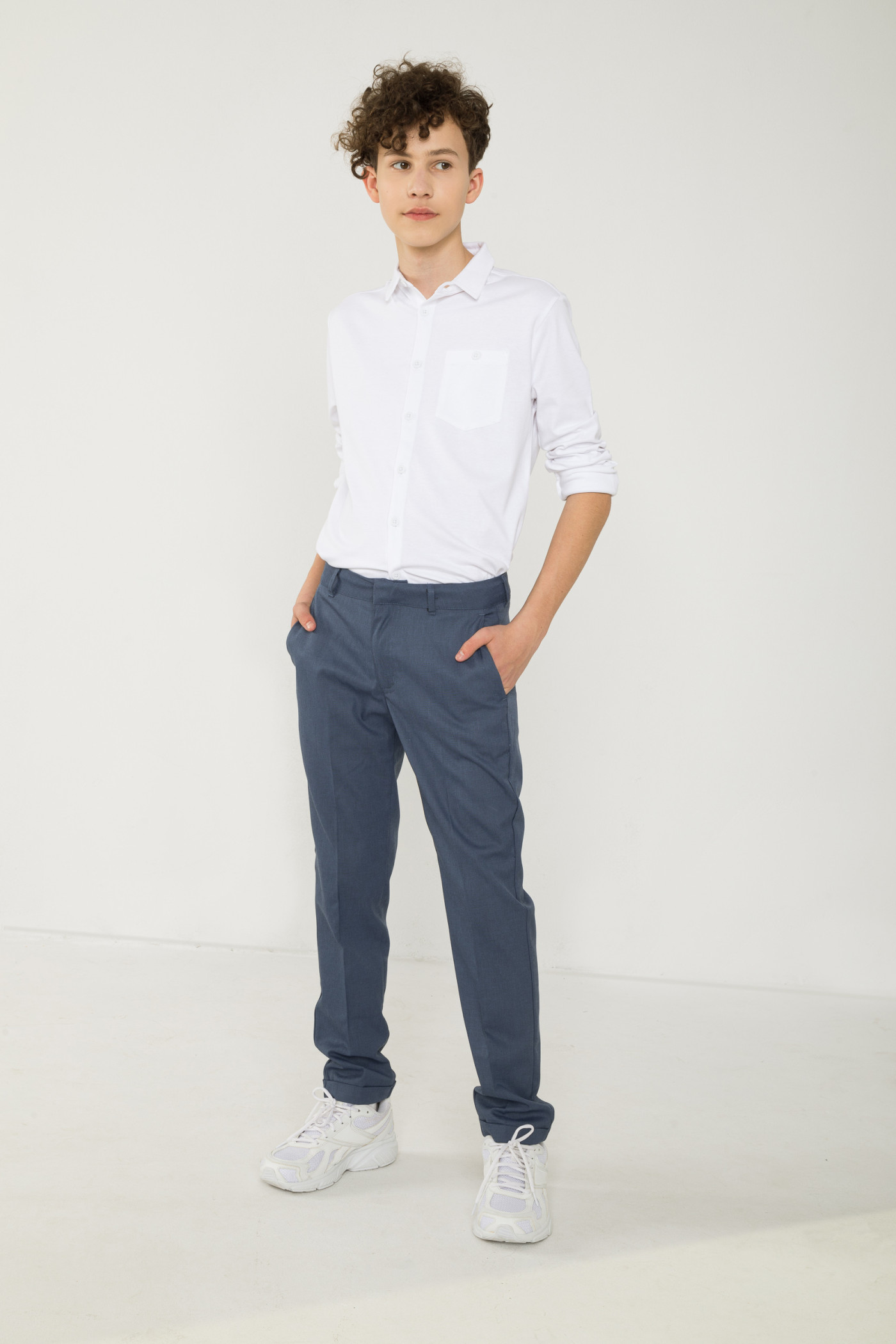 Biała koszula z długim rękawem