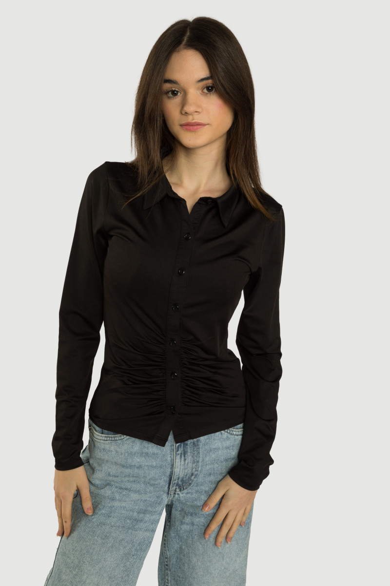 Czarna koszula z marszczeniem