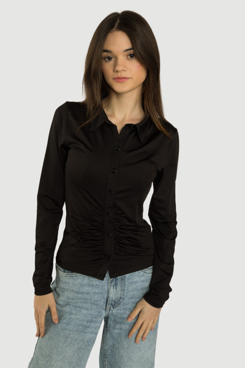 Czarna koszula z marszczeniem