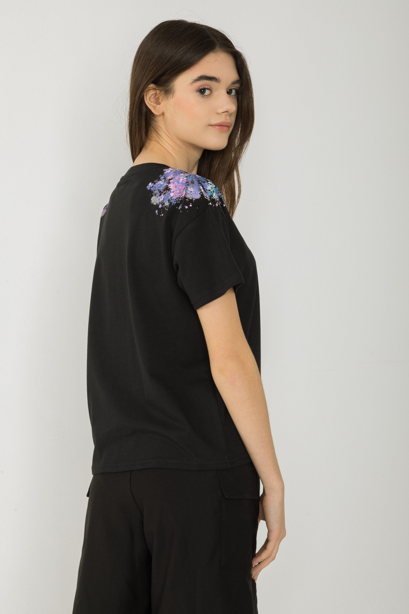 Czarny T-shirt z nadrukami w kwiaty