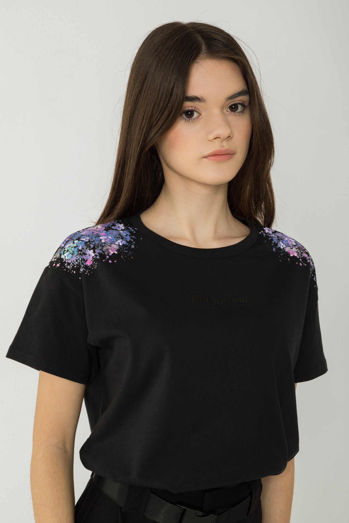 Czarny T-shirt z nadrukami w kwiaty
