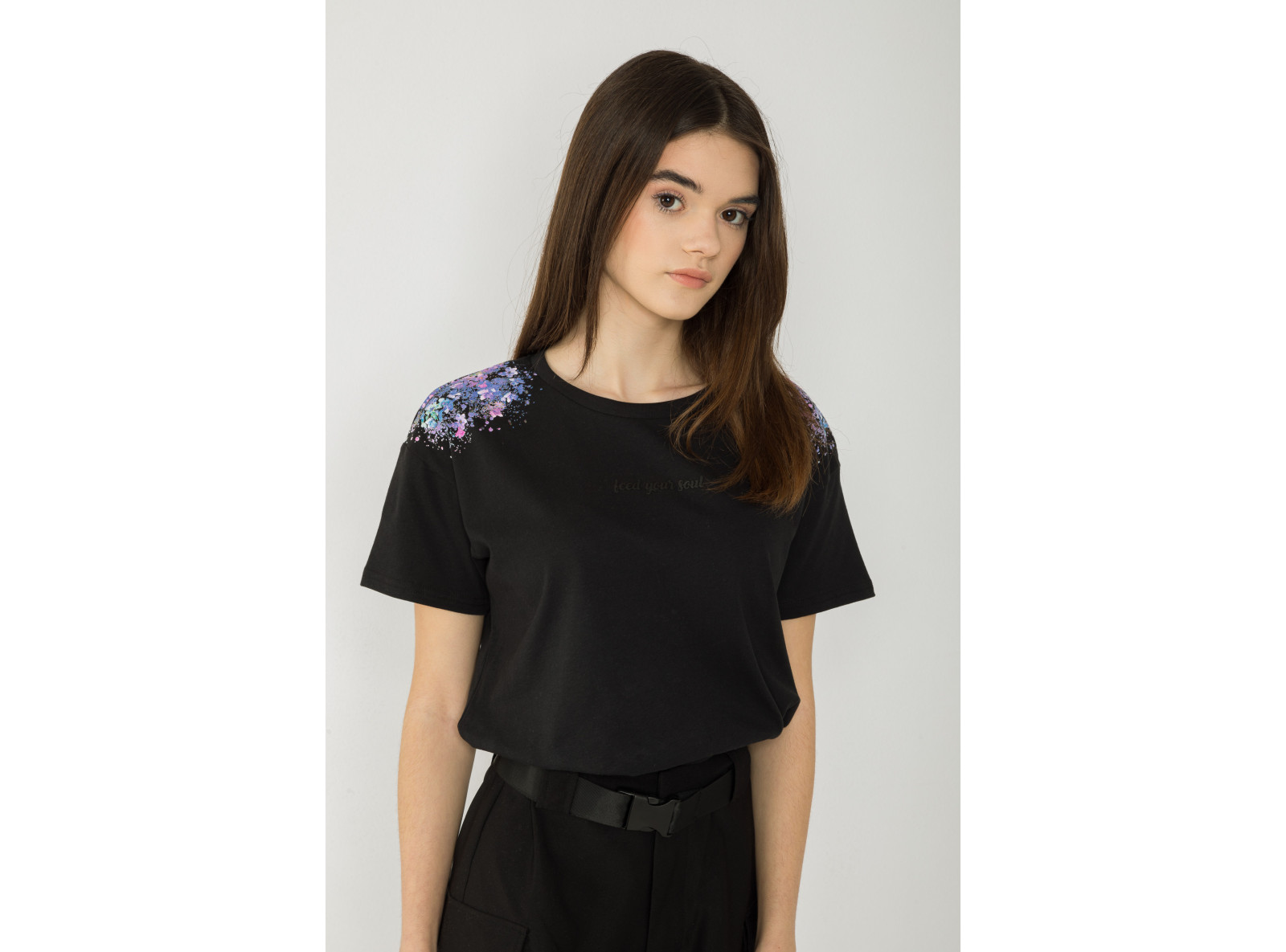 Czarny T-shirt z nadrukami w kwiaty