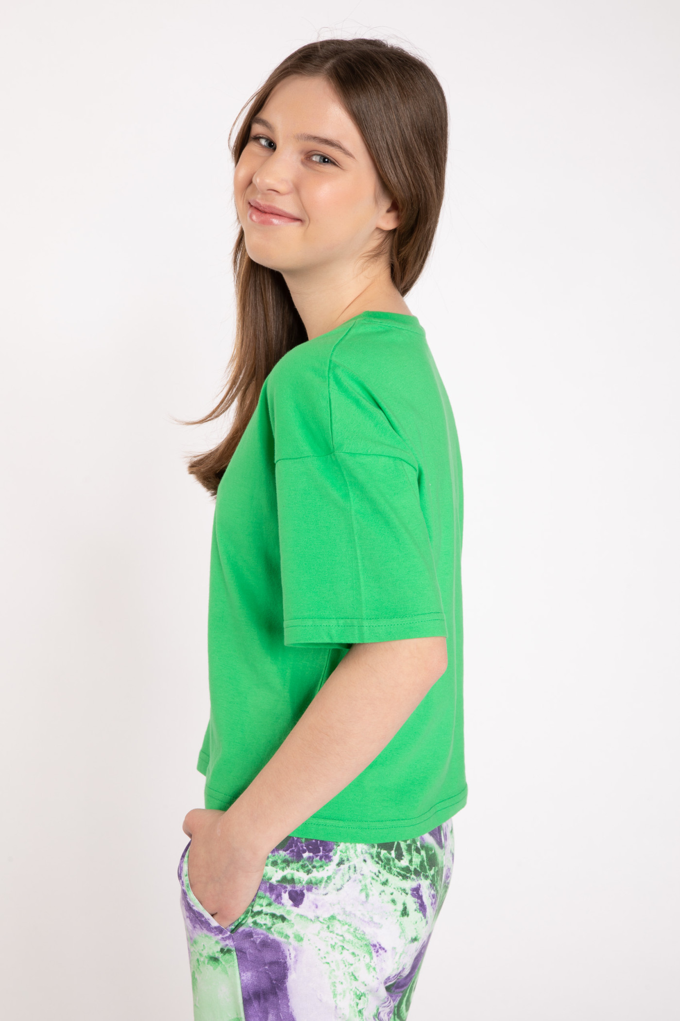 Zielony T-shirt z ozdobną grafiką