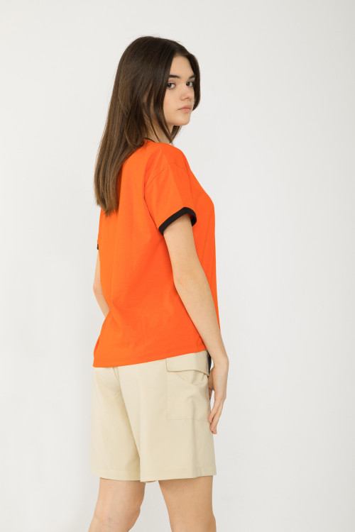 Pomarańczowy T-shirt z ozdobną lamówką
