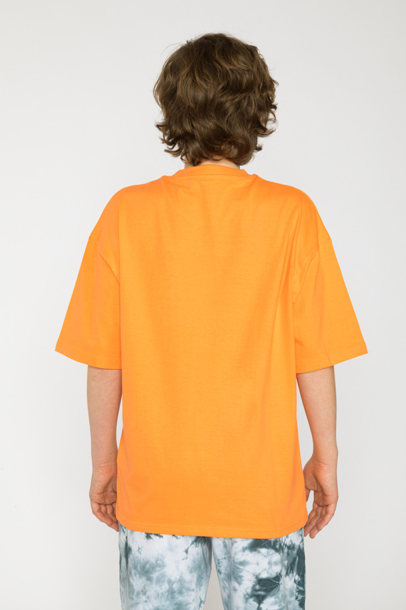 Pomarańczowy T-shirt oversize z nadrukiem na środku