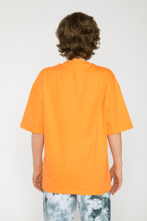 Pomarańczowy T-shirt oversize z nadrukiem na środku