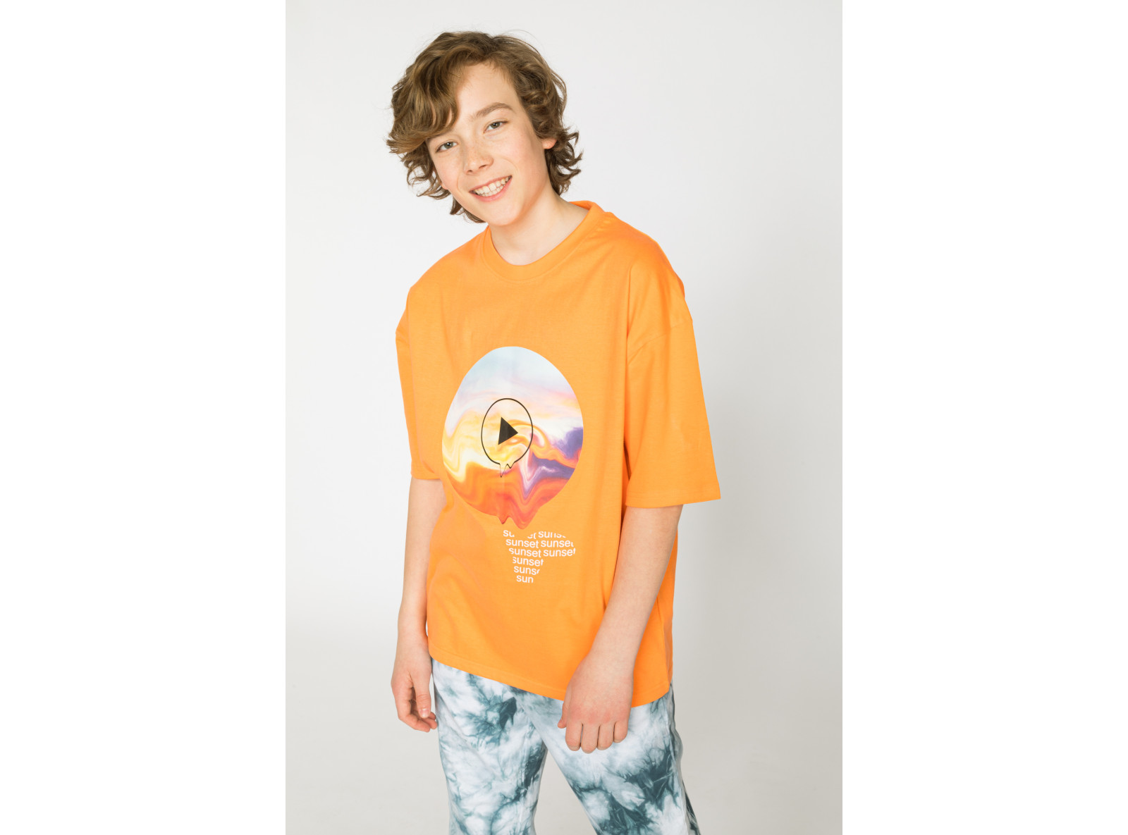 Pomarańczowy T-shirt oversize z nadrukiem na środku