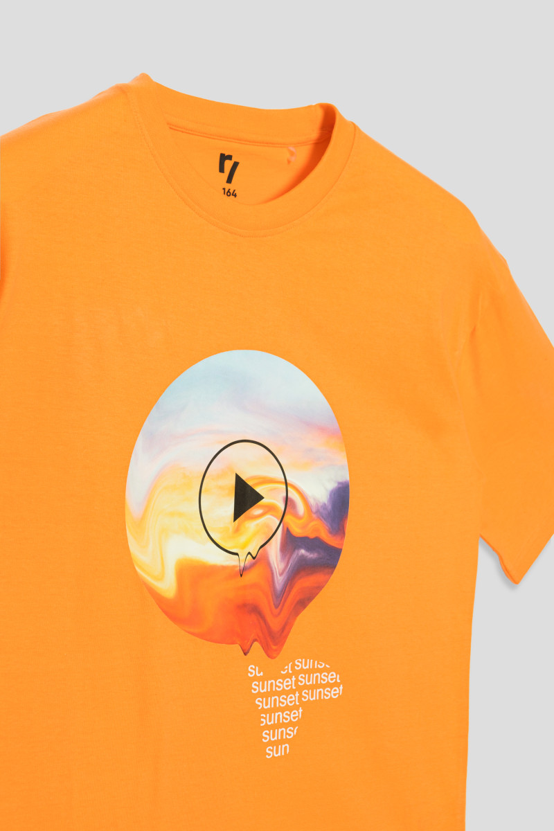 Pomarańczowy T-shirt oversize z nadrukiem na środku