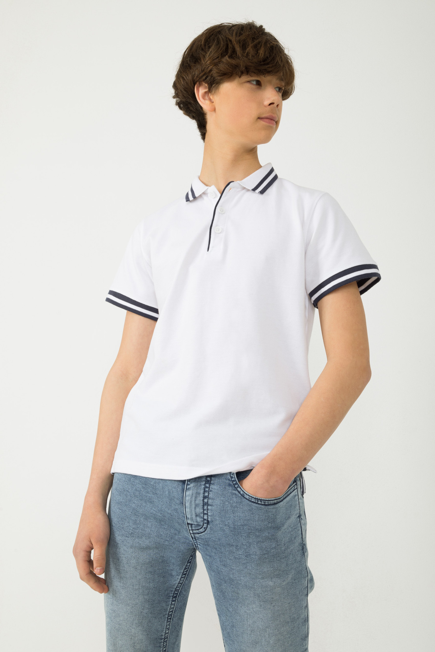 Biała koszulka polo z kontrastowymi paskami