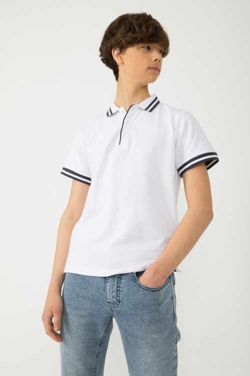 Biała koszulka polo z kontrastowymi paskami