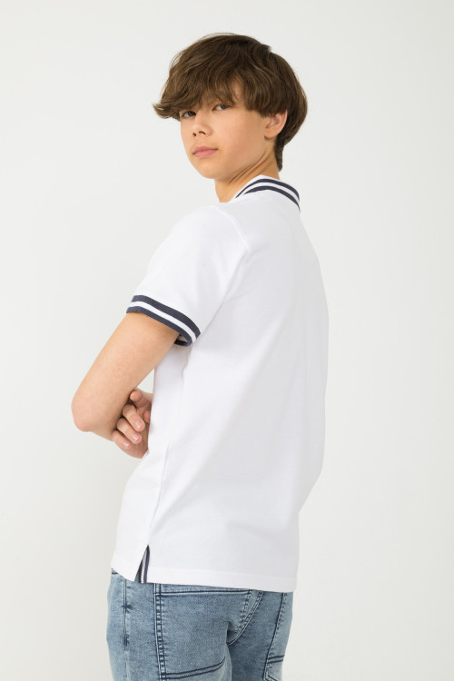 Biała koszulka polo z kontrastowymi paskami