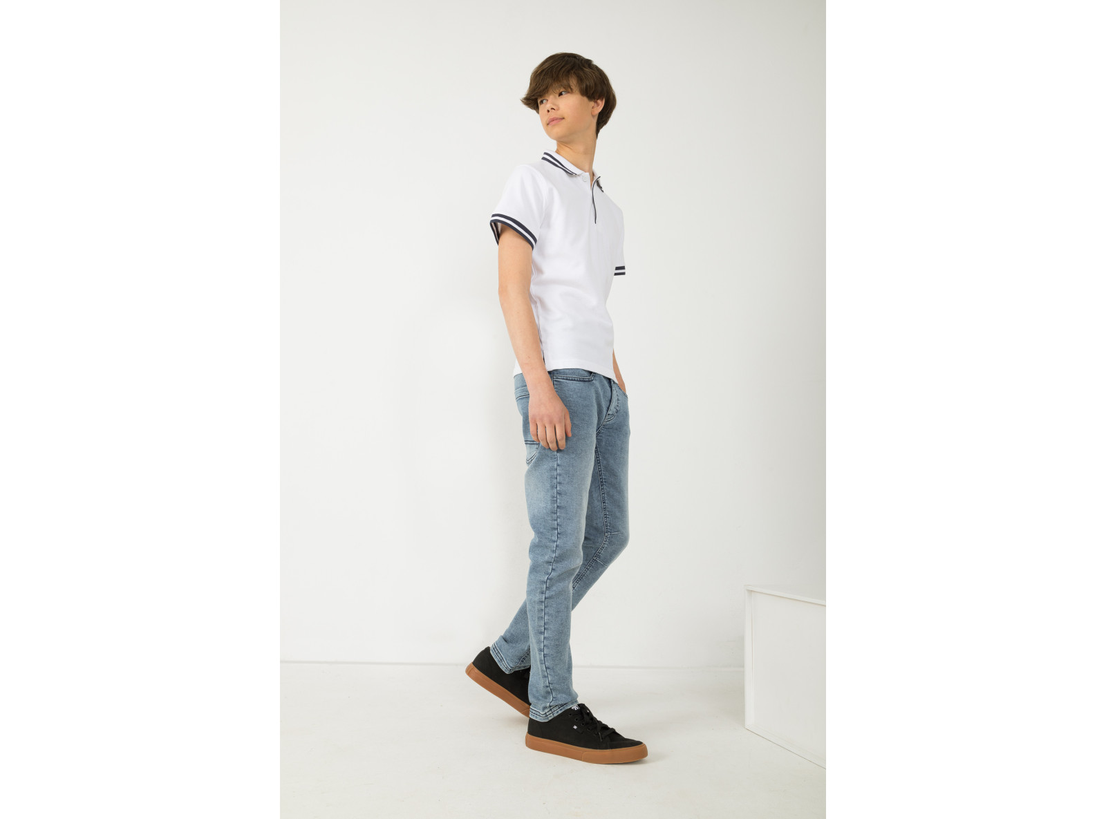 Biała koszulka polo z kontrastowymi paskami