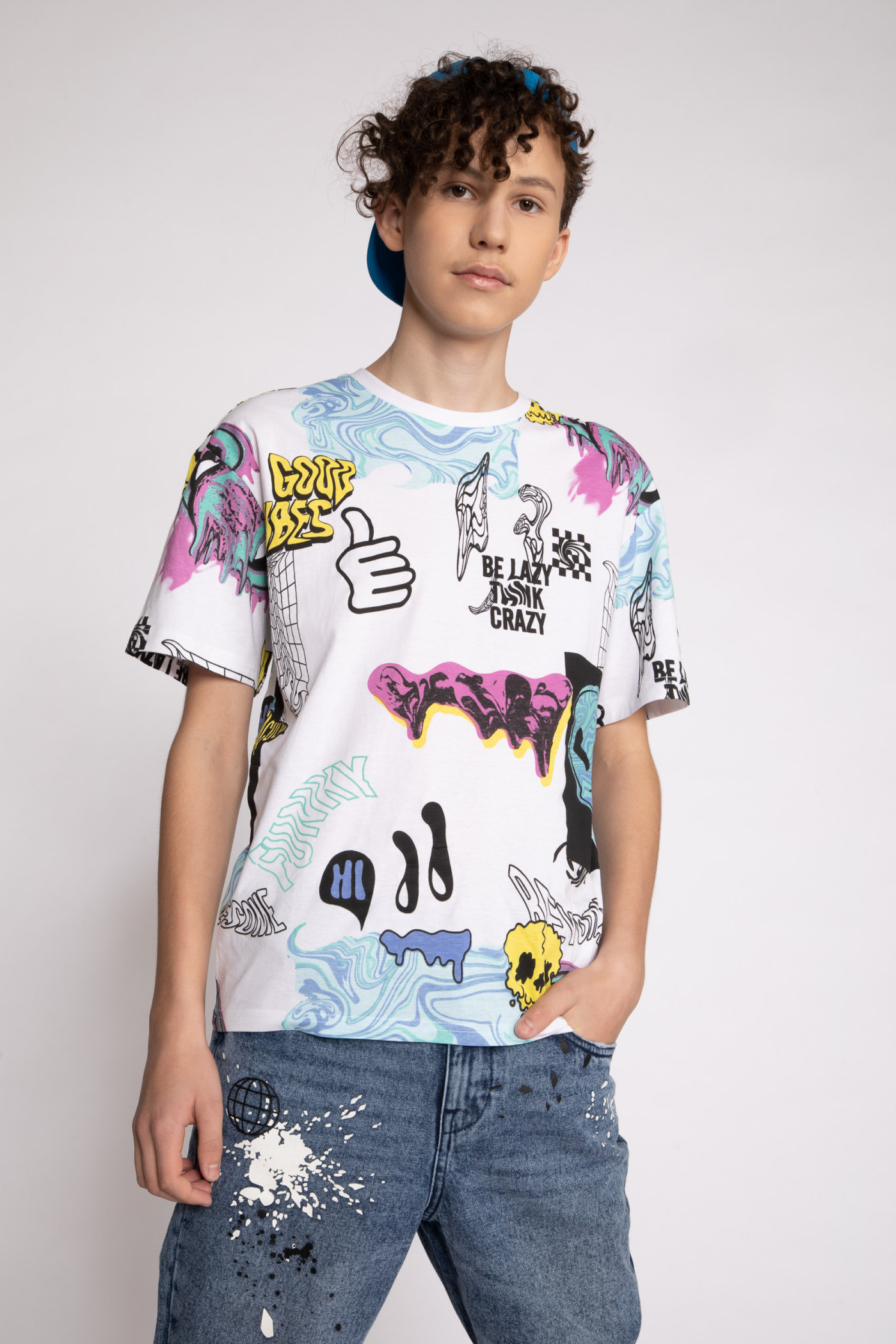 Biały T-shirt oversize z wielobarwnymi nadrukami