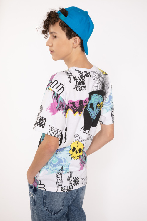 Biały T-shirt oversize z wielobarwnymi nadrukami