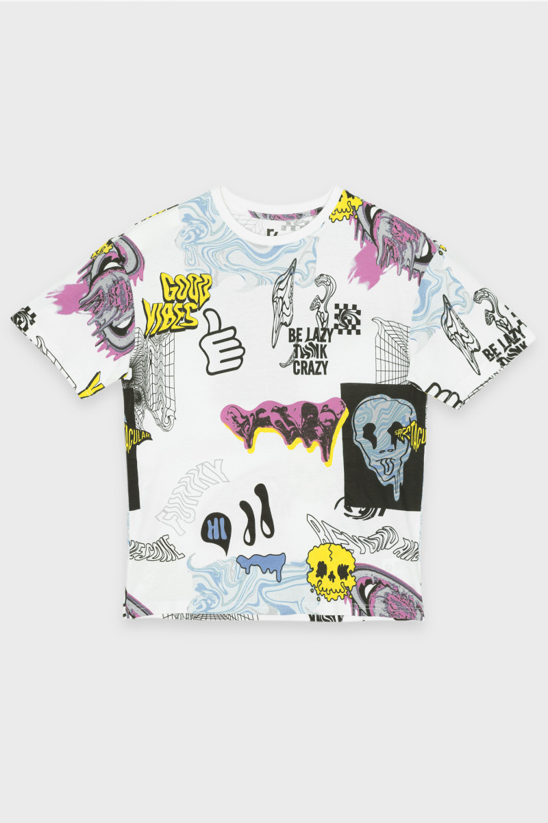 Biały T-shirt oversize z wielobarwnymi nadrukami
