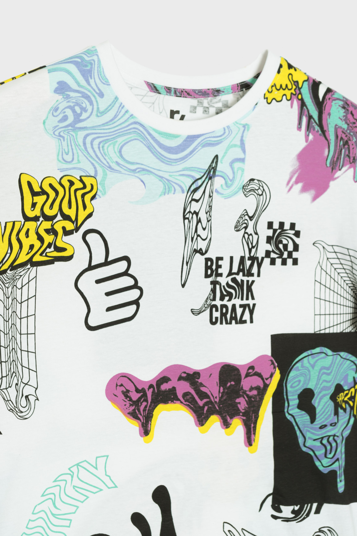 Biały T-shirt oversize z wielobarwnymi nadrukami