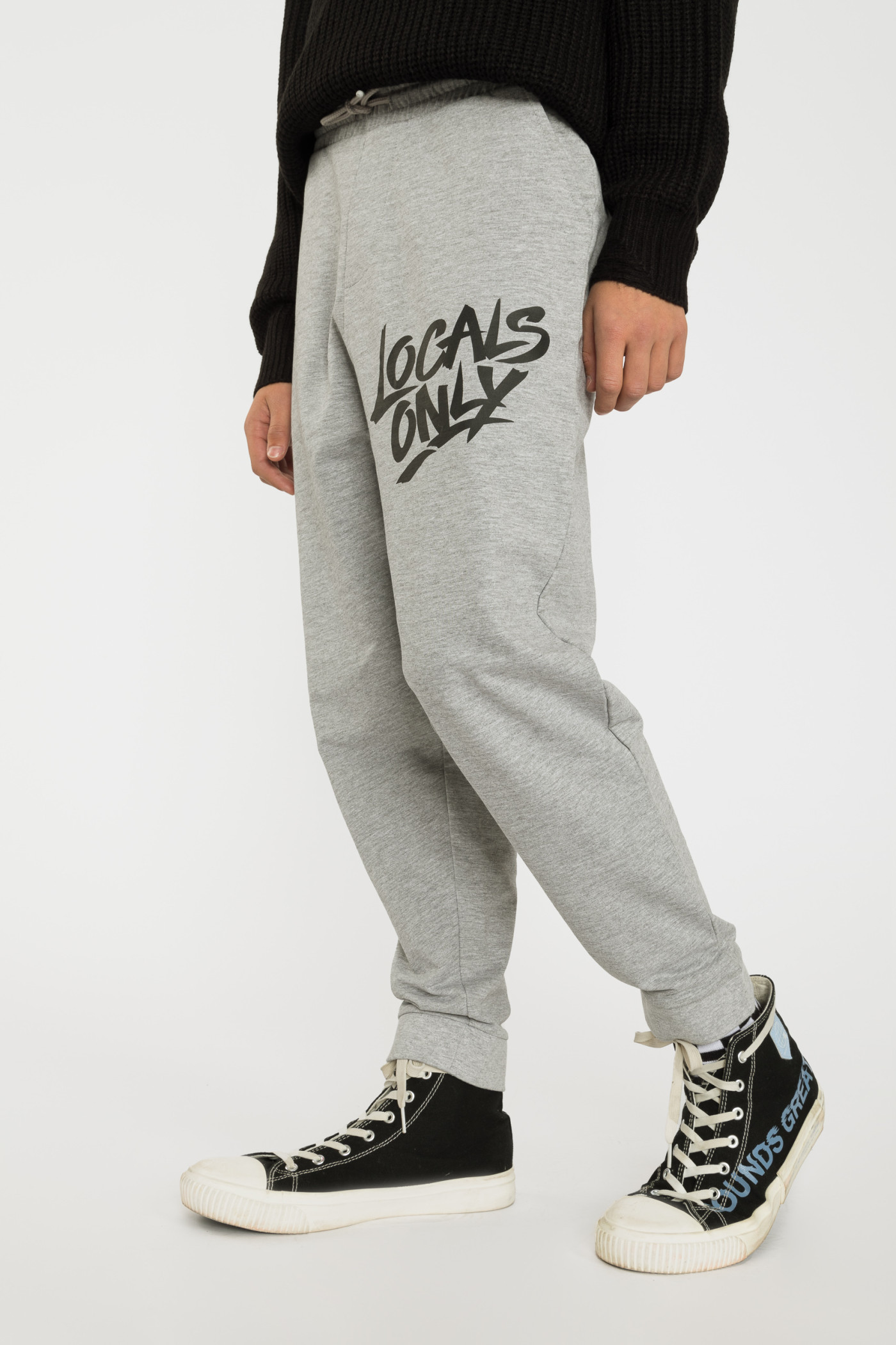 Szare spodnie dresowe z nadrukiem na nogawce