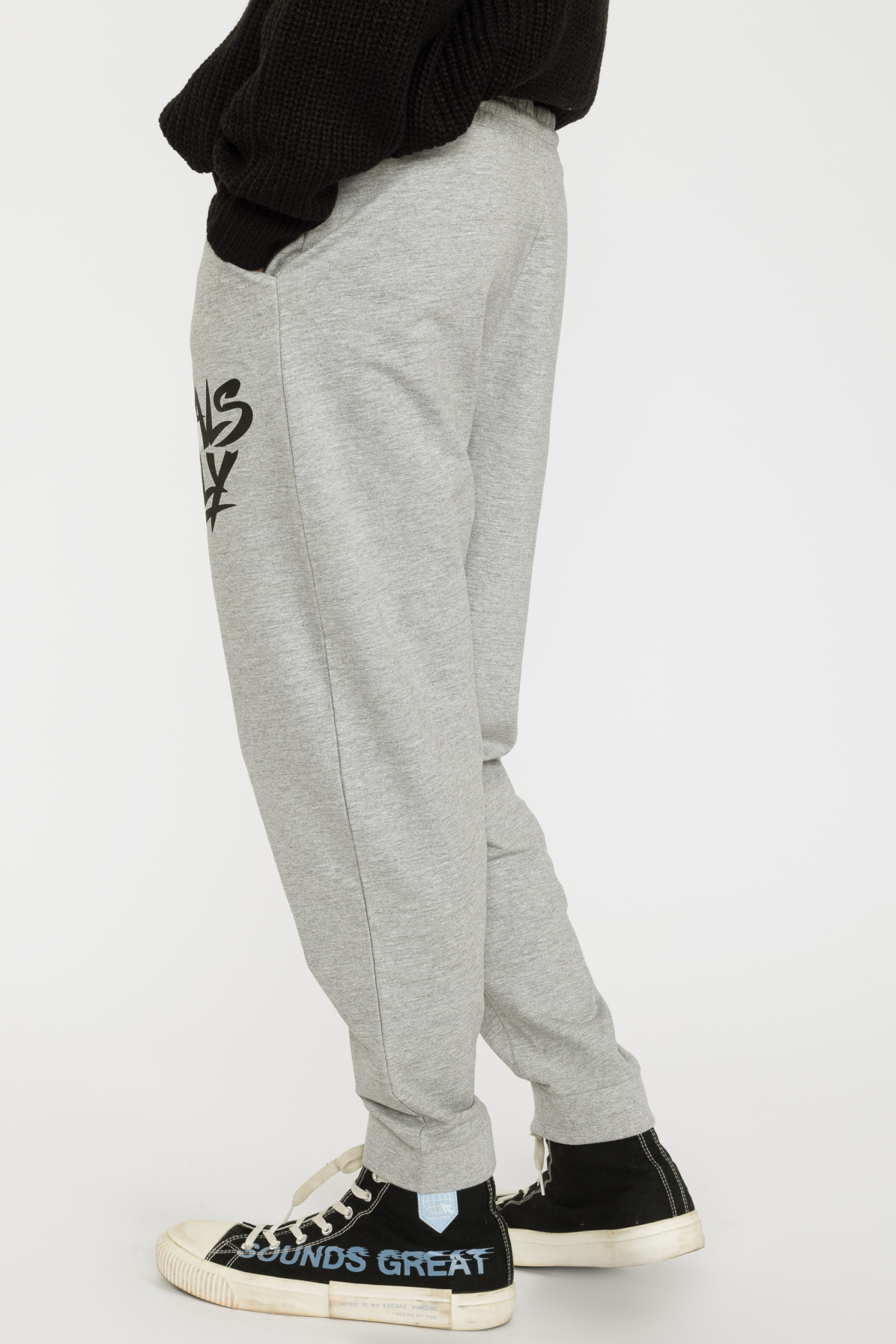 Szare spodnie dresowe z nadrukiem na nogawce