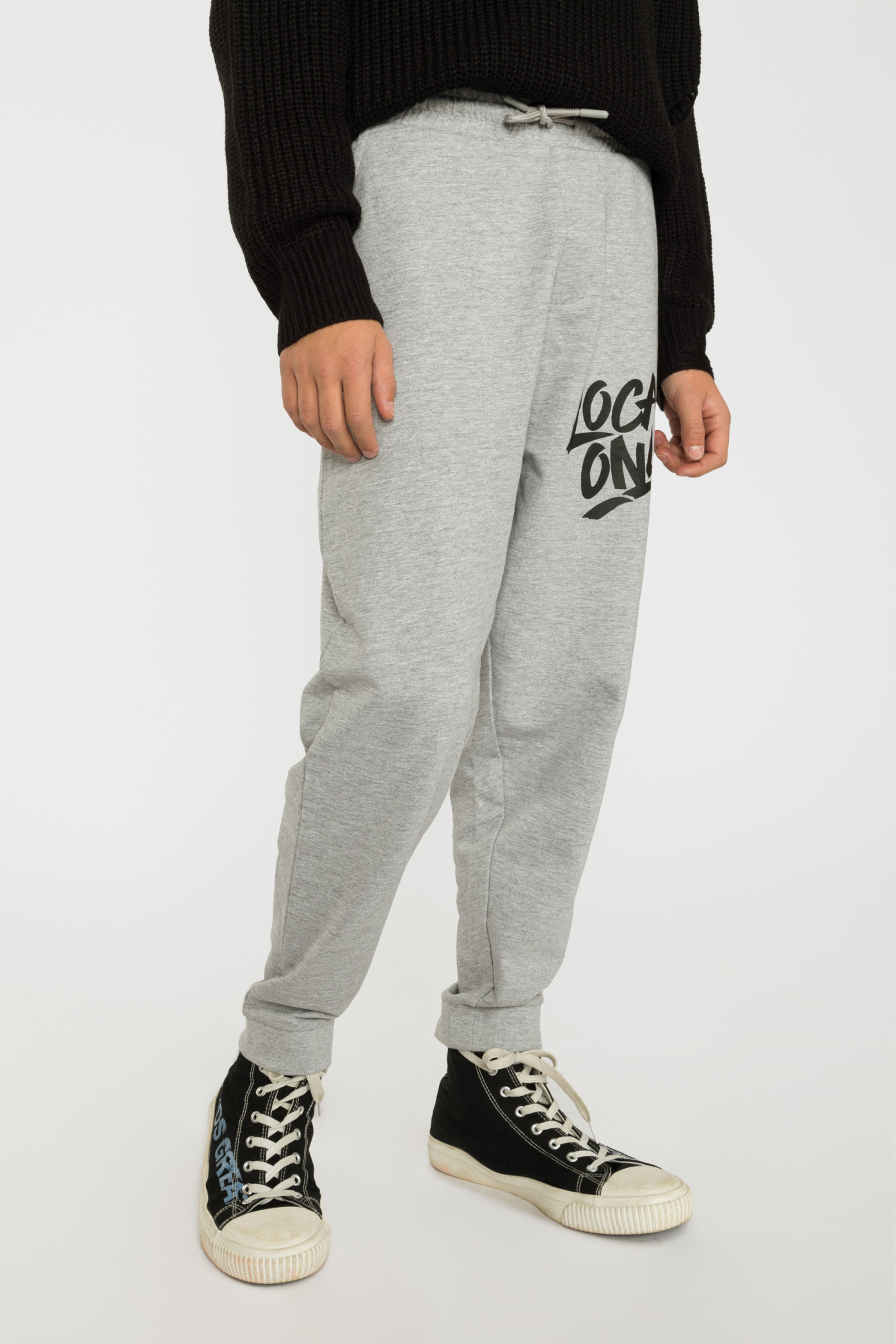 Szare spodnie dresowe z nadrukiem na nogawce