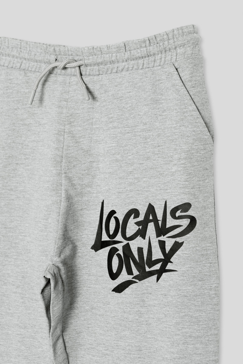 Szare spodnie dresowe z nadrukiem na nogawce