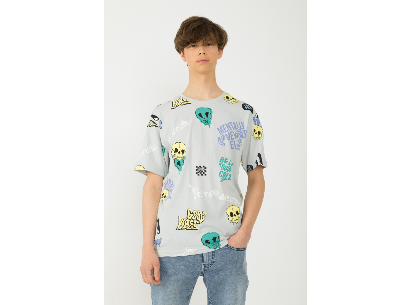 Szary T-shirt oversize w wielobarwne nadruki