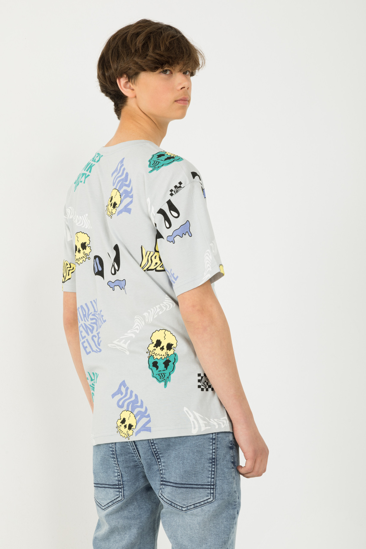 Szary T-shirt oversize w wielobarwne nadruki