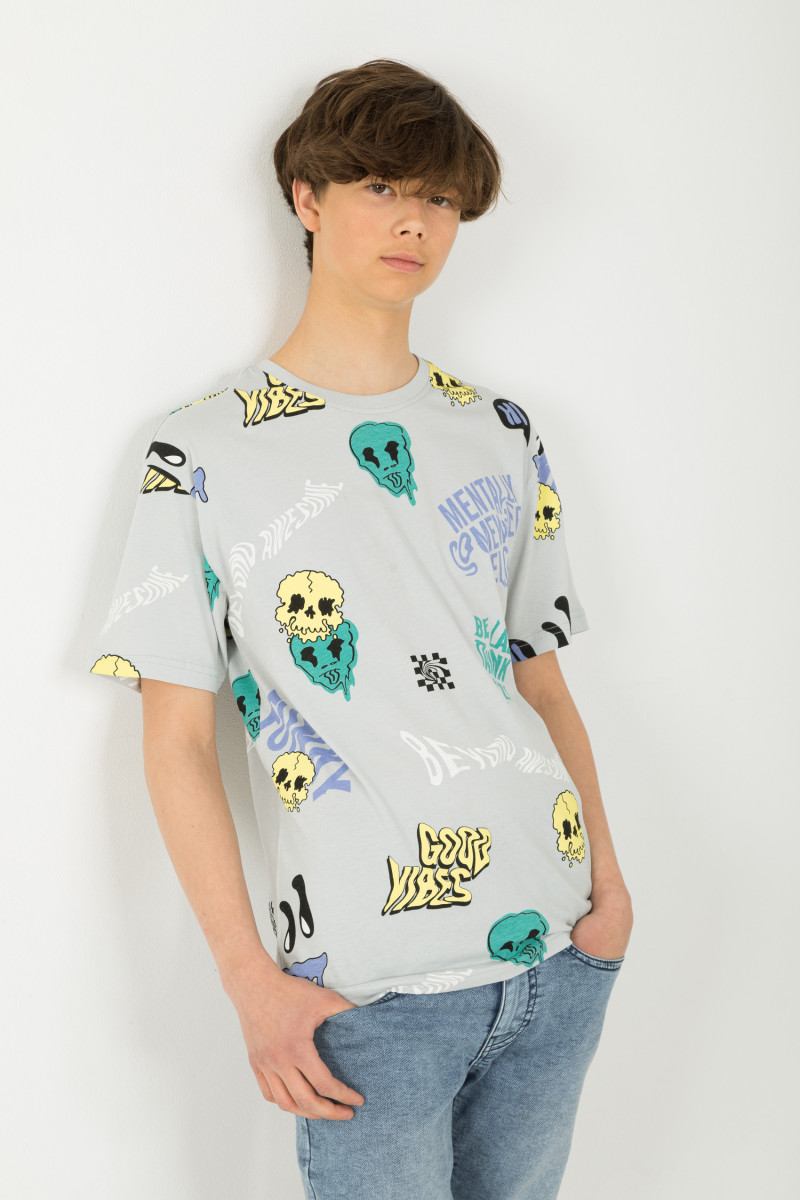 Szary T-shirt oversize w wielobarwne nadruki