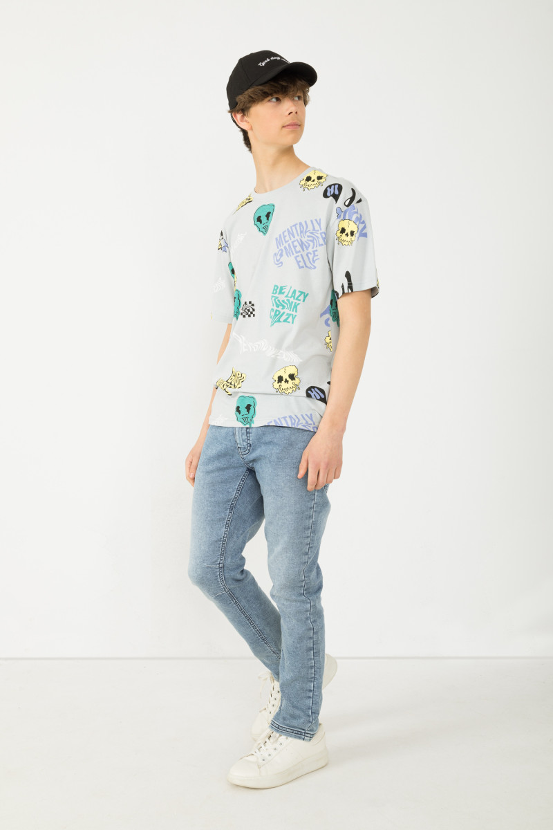 Szary T-shirt oversize w wielobarwne nadruki