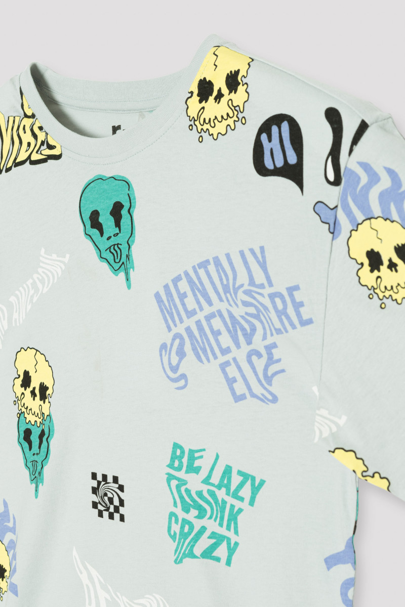Szary T-shirt oversize w wielobarwne nadruki