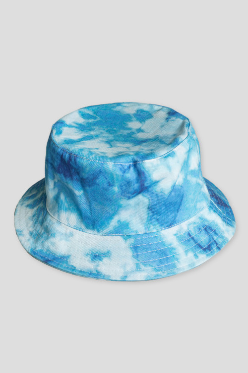 Niebieski kapelusz typu bucket hat