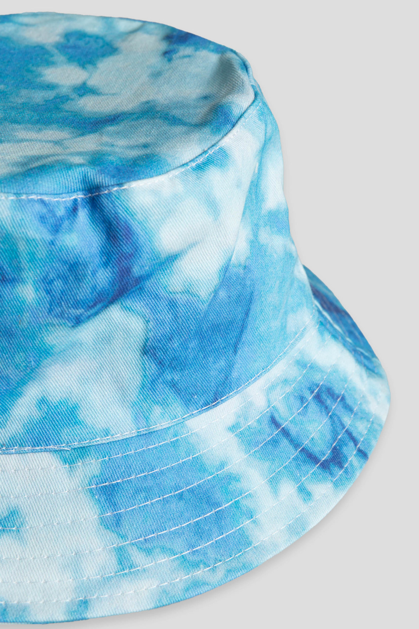 Niebieski kapelusz typu bucket hat